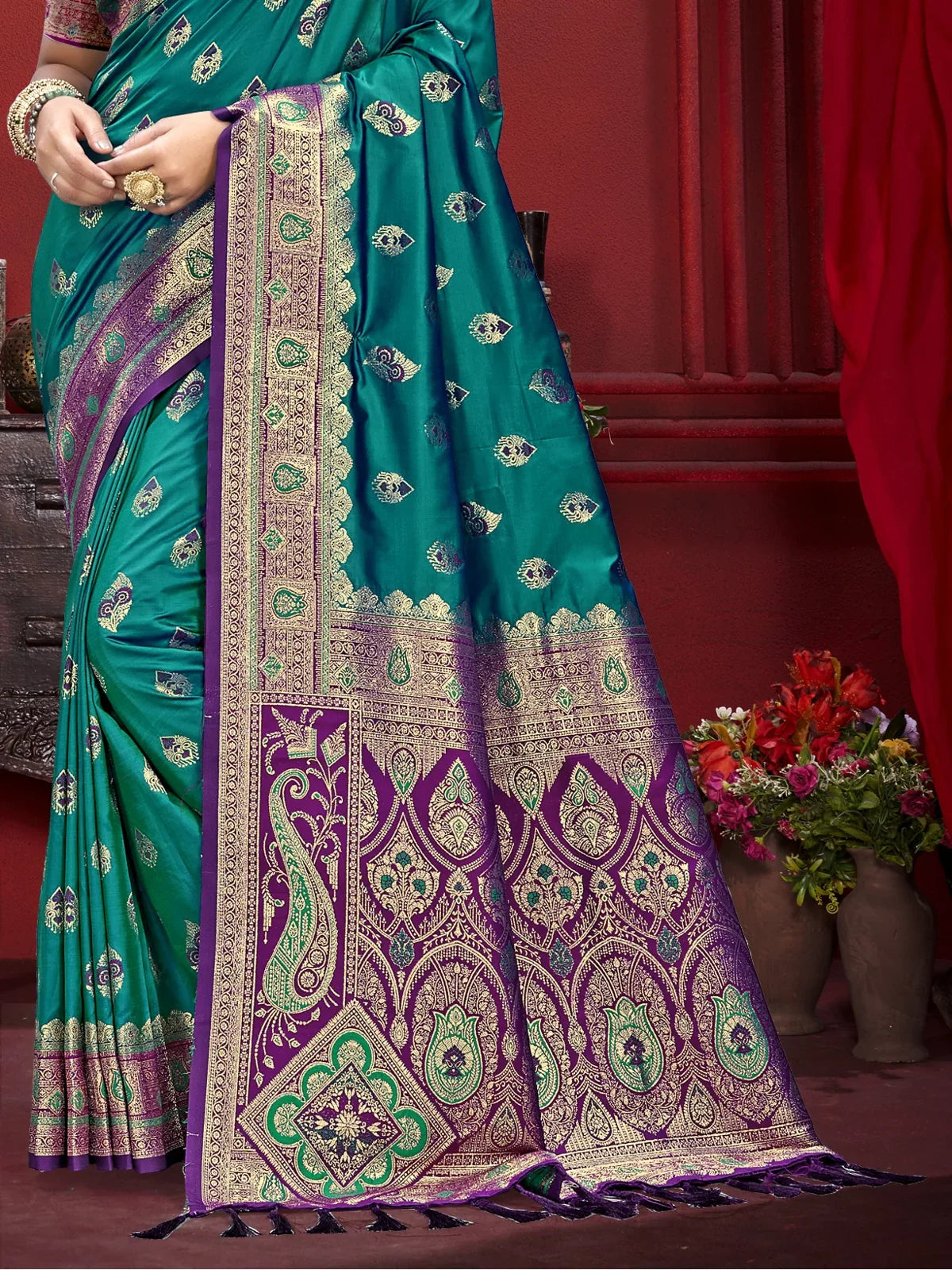 Tarani green silk saree detailed pallu and golden zari border close view