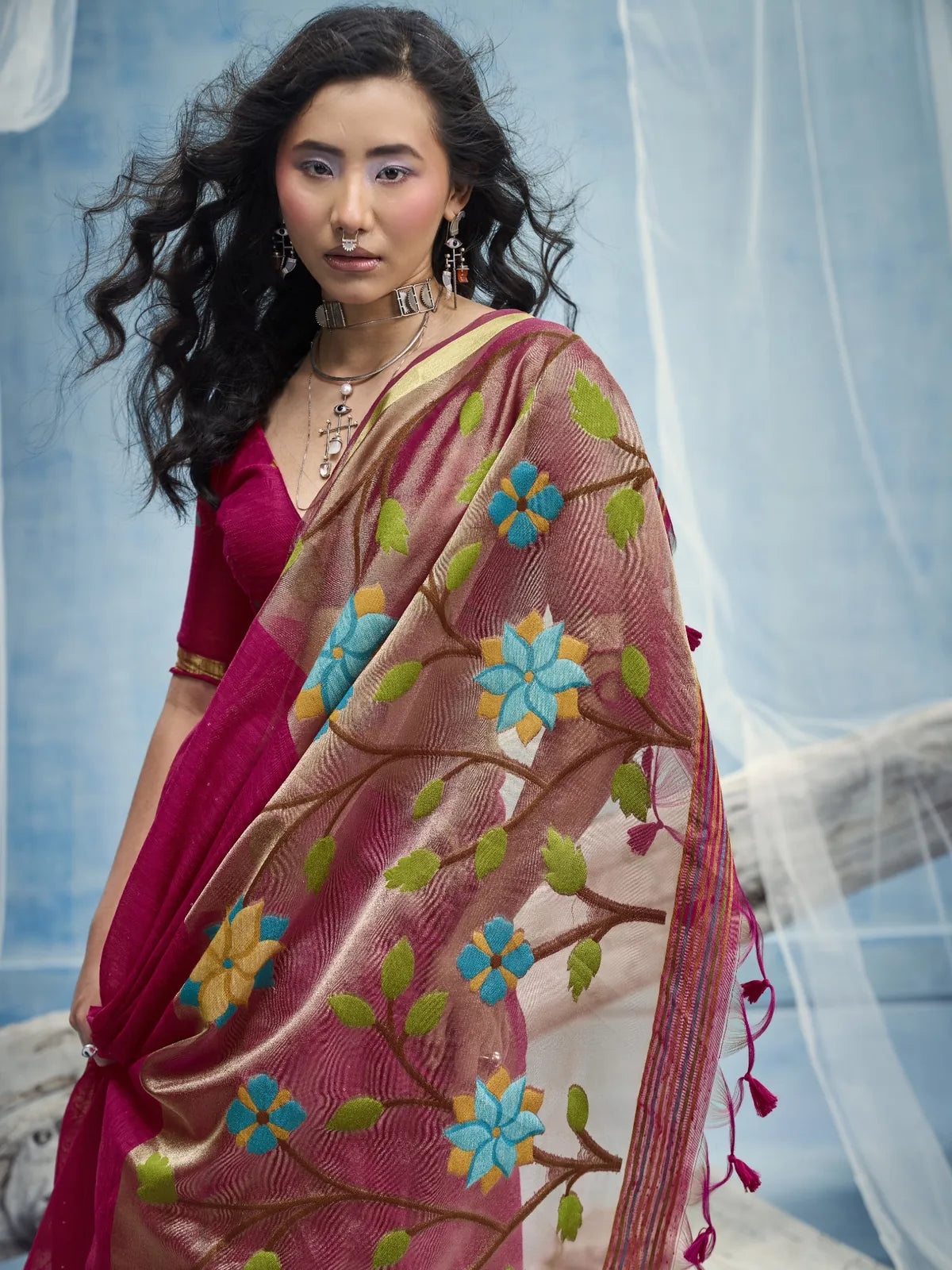 Tarani Juhi magenta handloom saree closeup view with floral woven tissue pallu and border