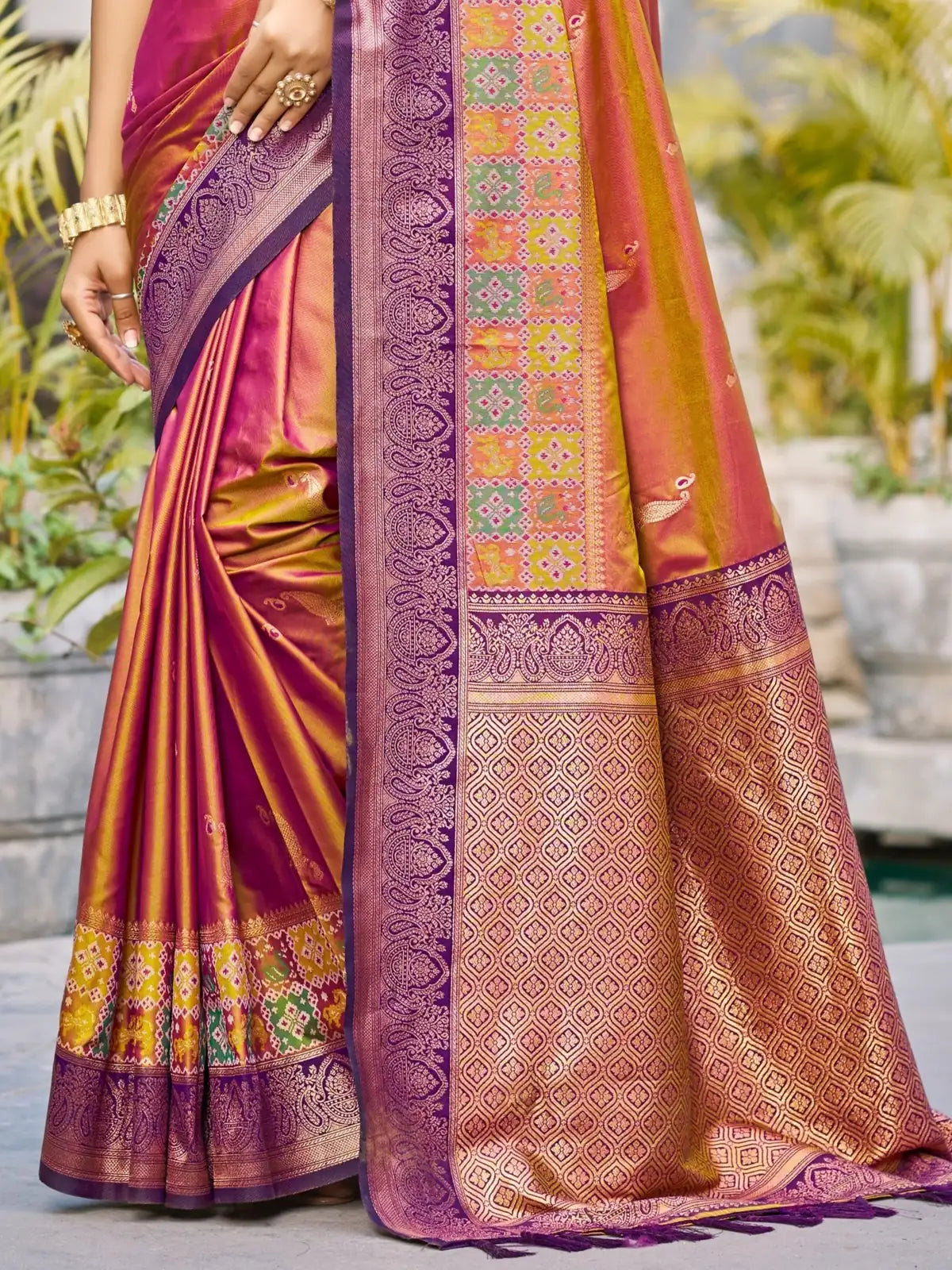 Tarani magenta soft silk saree pallu view with woven zari detailing and contrast border