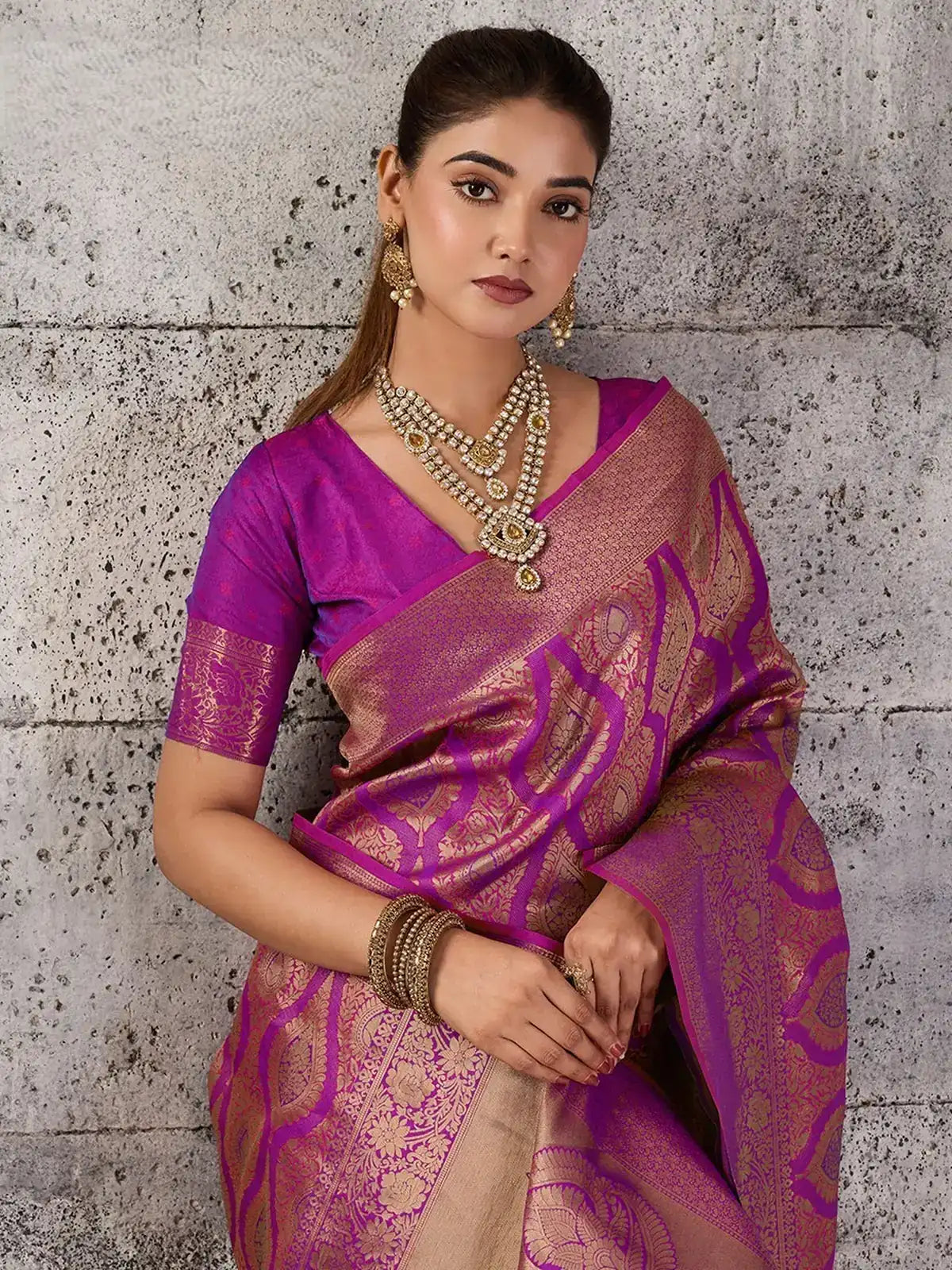Tarani magenta silk blend blouse and saree upper body close view with zari border