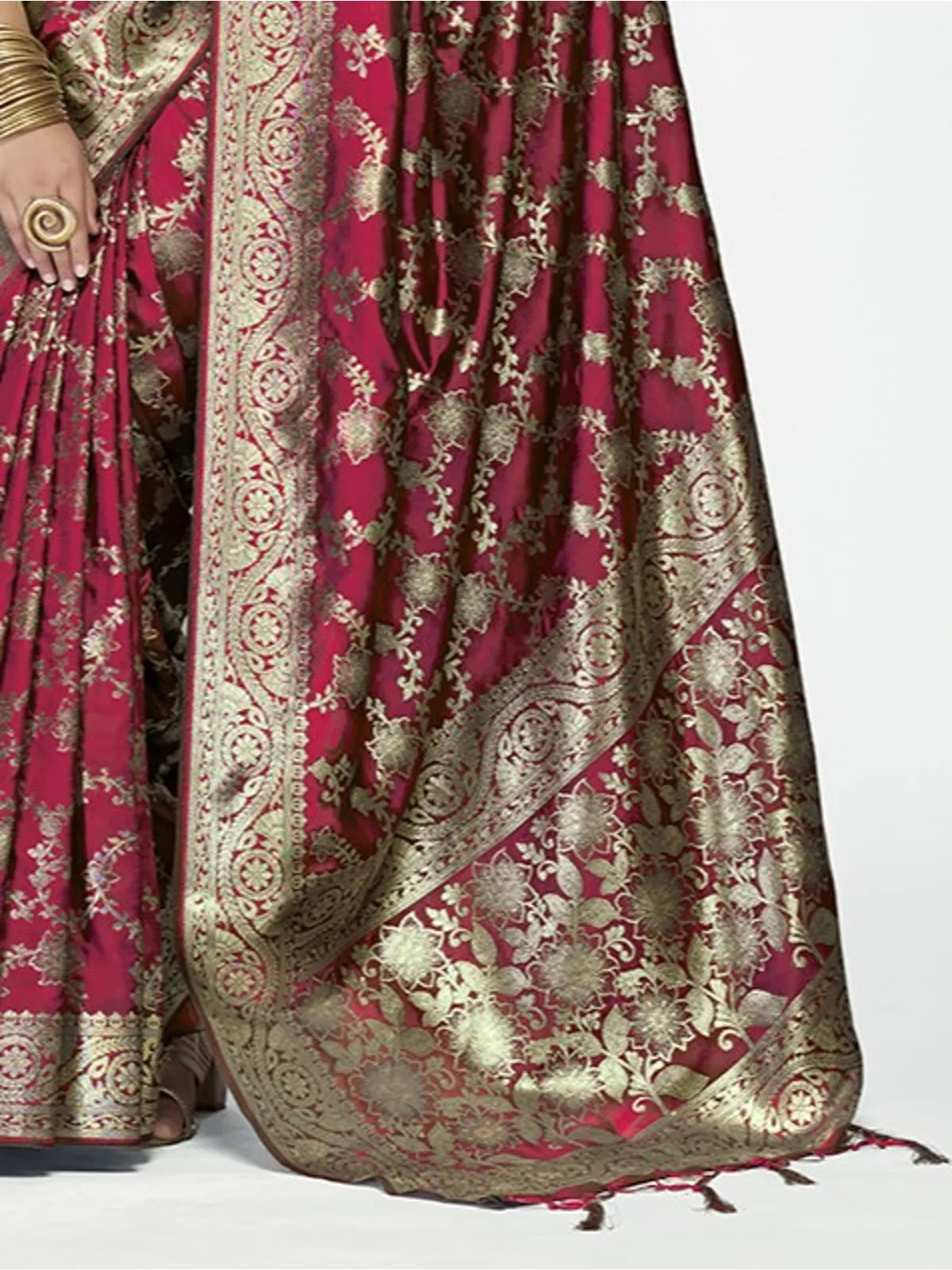 Tarani maroon silk saree pallu and border with detailed zari weaving