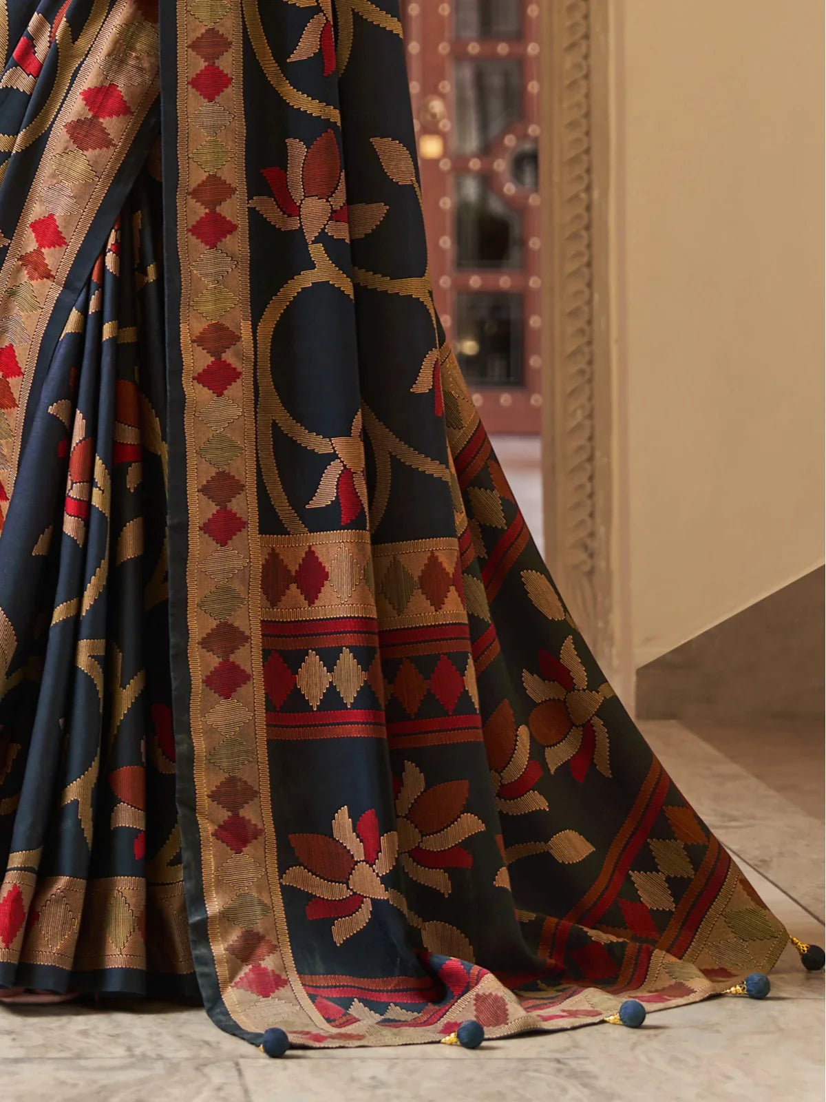 Tarani festive navy blue saree pallu view with floral motifs and diamond pattern border