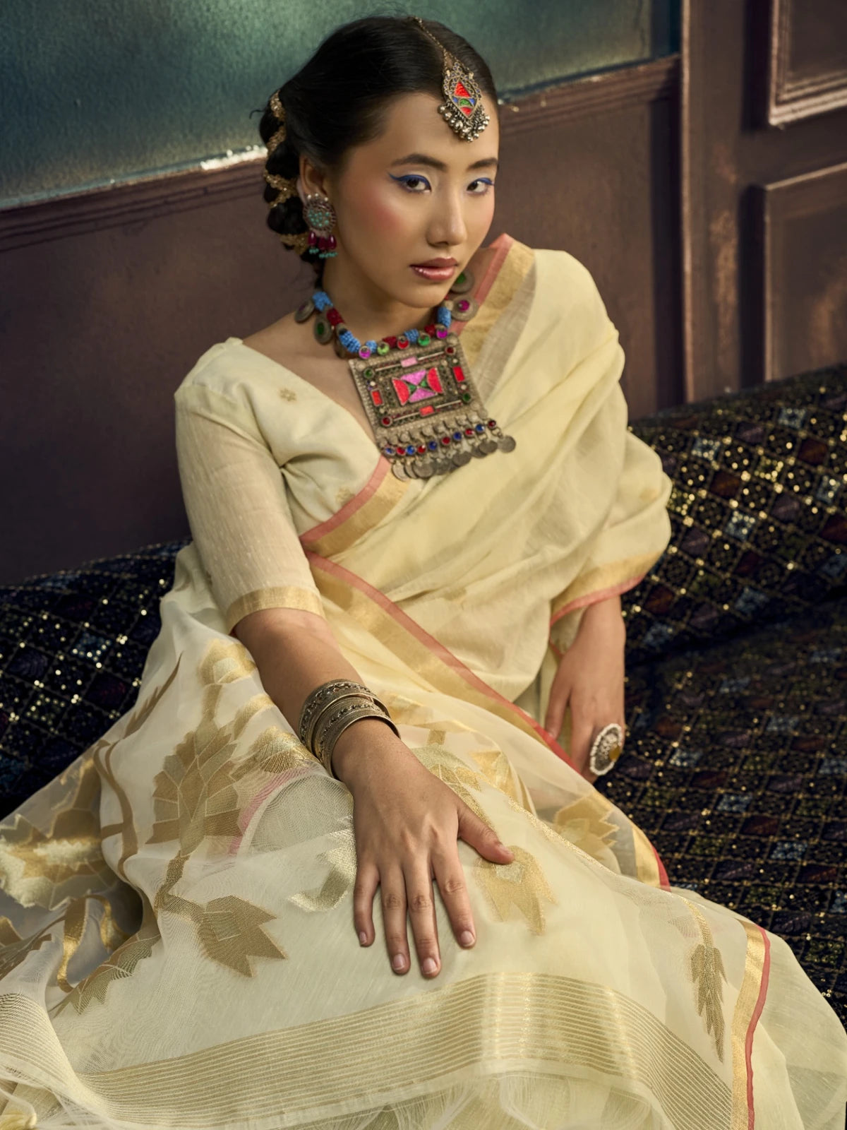 Tarani off white Pure Munga Silk Handloom saree closeup-view with woven border and blouse