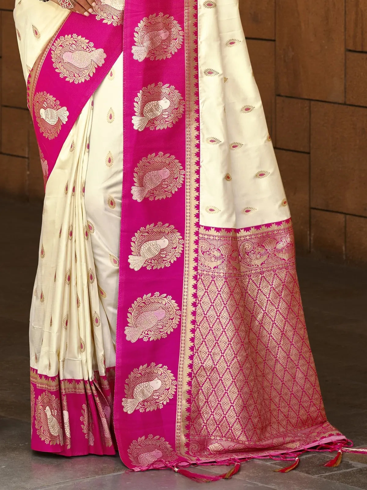 Tarani off white silk saree pallu closeup with pink zari woven border detailing