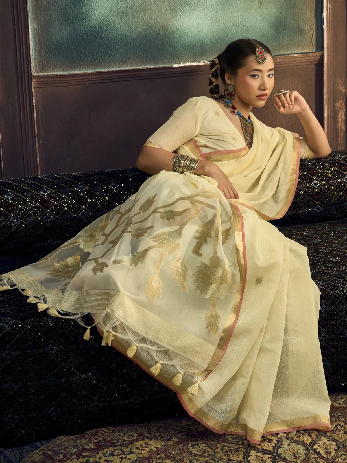 Tarani off white Pure Munga Silk Handloom saree pallu-view with woven border and blouse