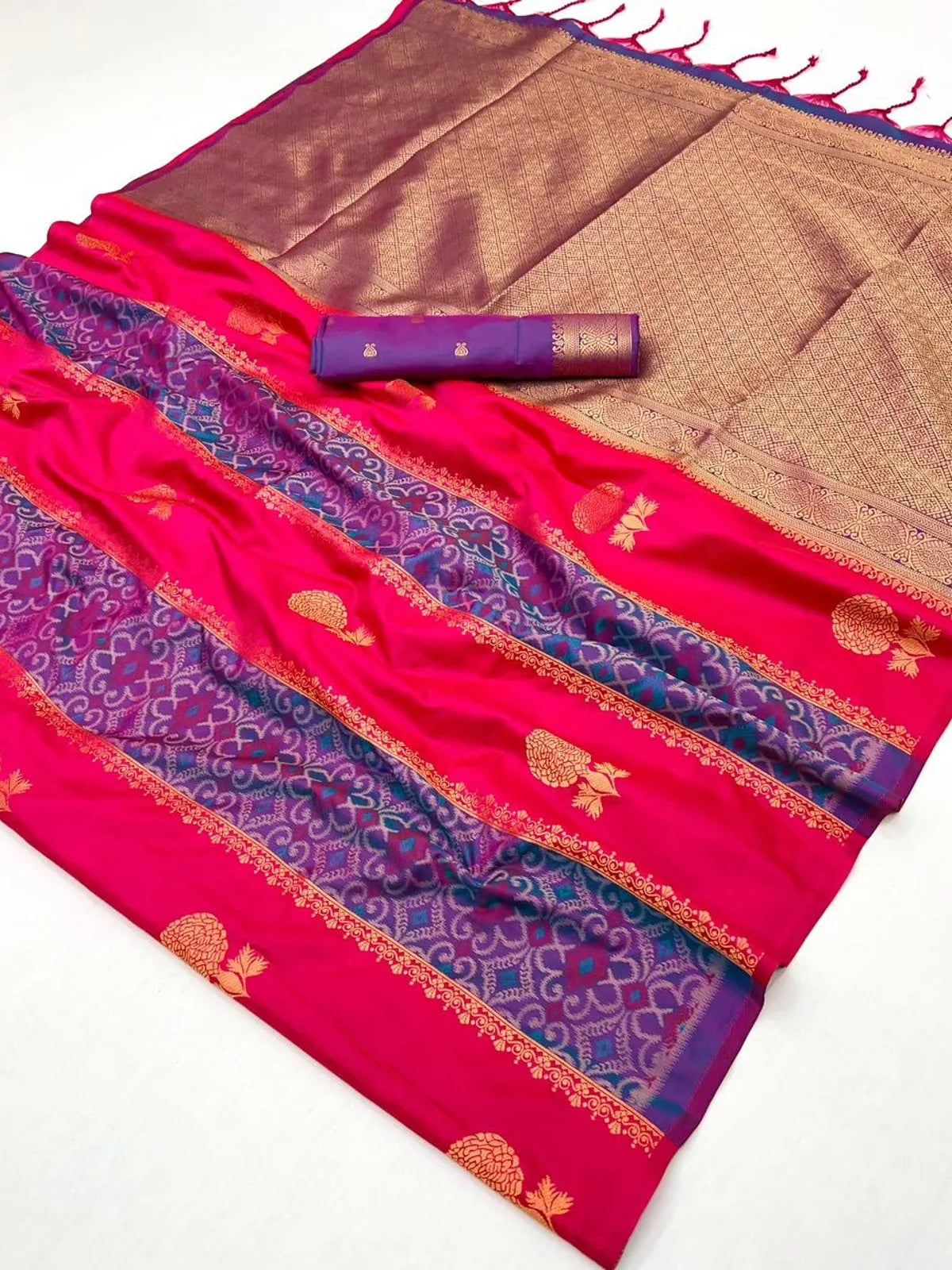 Tarani full view of pink silk saree with violet woven patterns and zari pallu