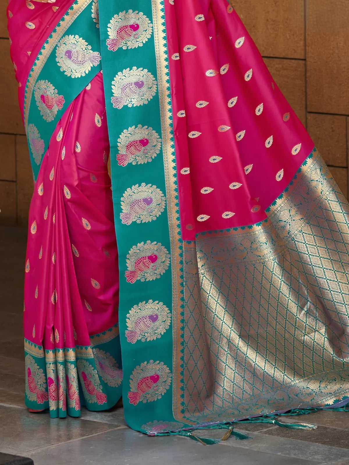 Tarani pink silk saree pallu view with zari weaving work and rich contrast border