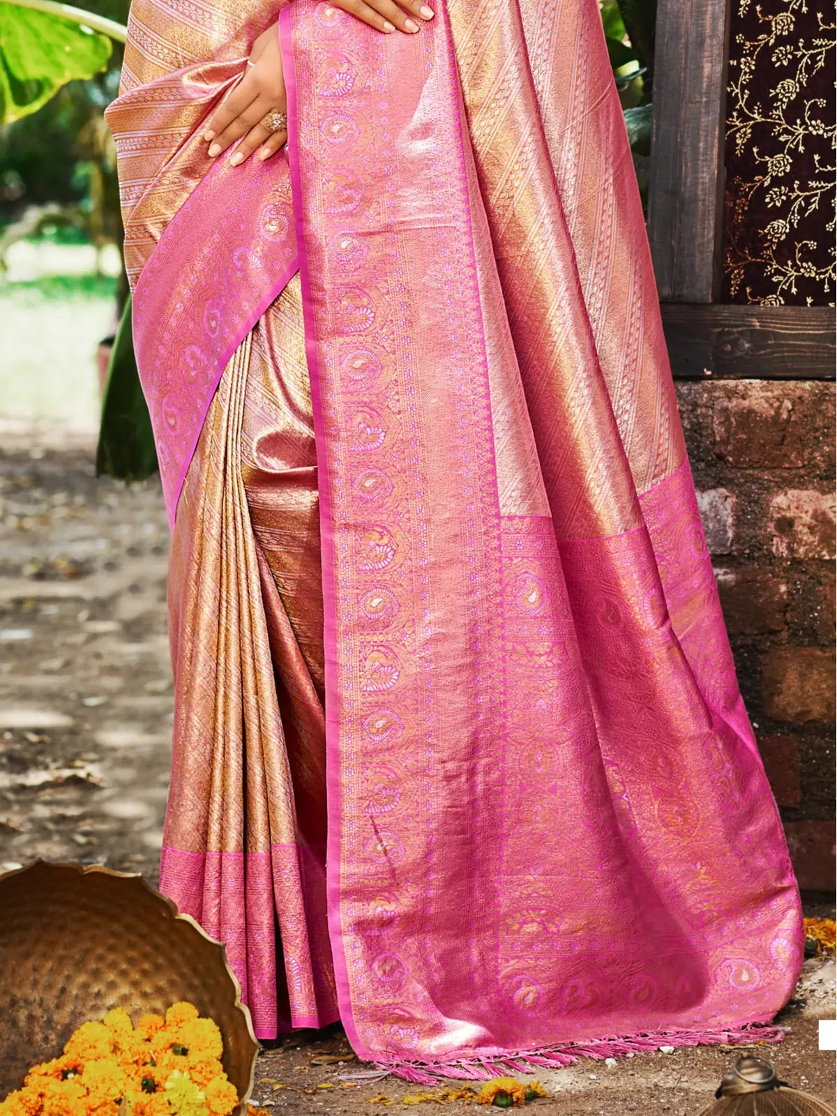 Tarani stylish pink kanjivaram silk saree pallu close view with intricate border design