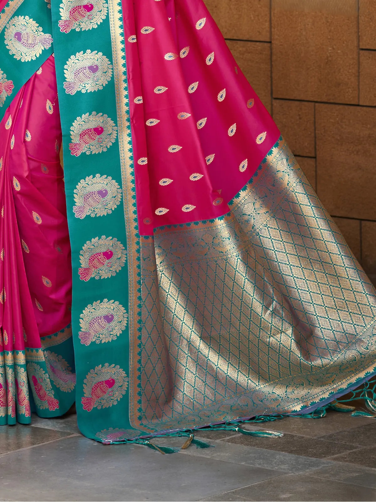 Tarani pink silk saree showing zari weaving and contrast border pallu design, close-up pallu view