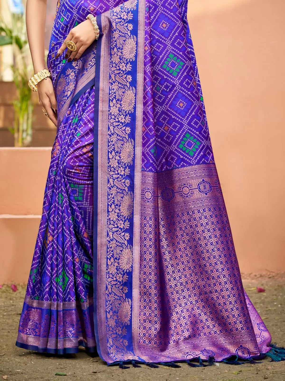 Tarani purple soft silk saree pallu view with detailed weaving work and elegant border
