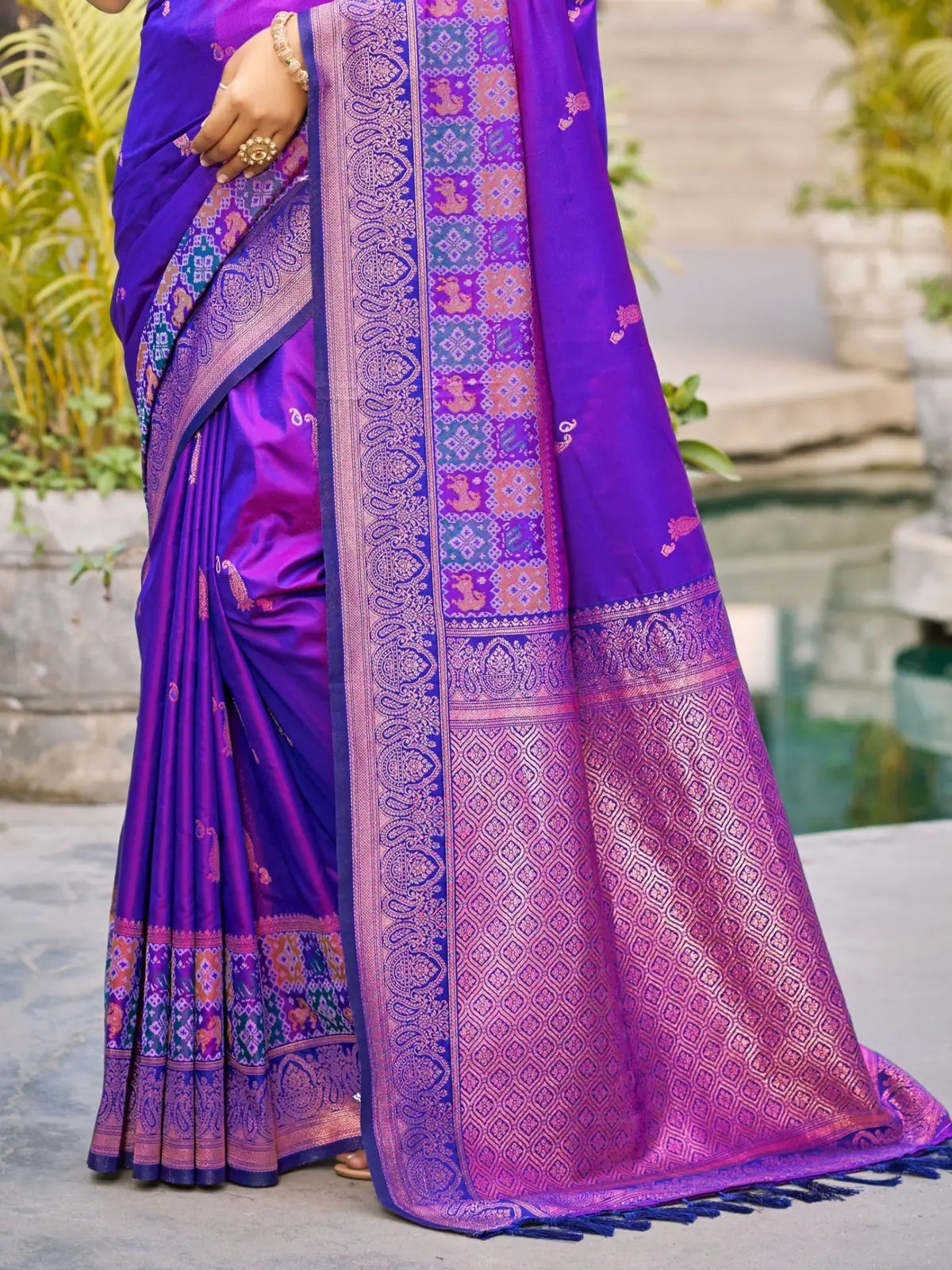 Tarani purple soft silk saree pallu view with intricate zari weaving border and woven detailing