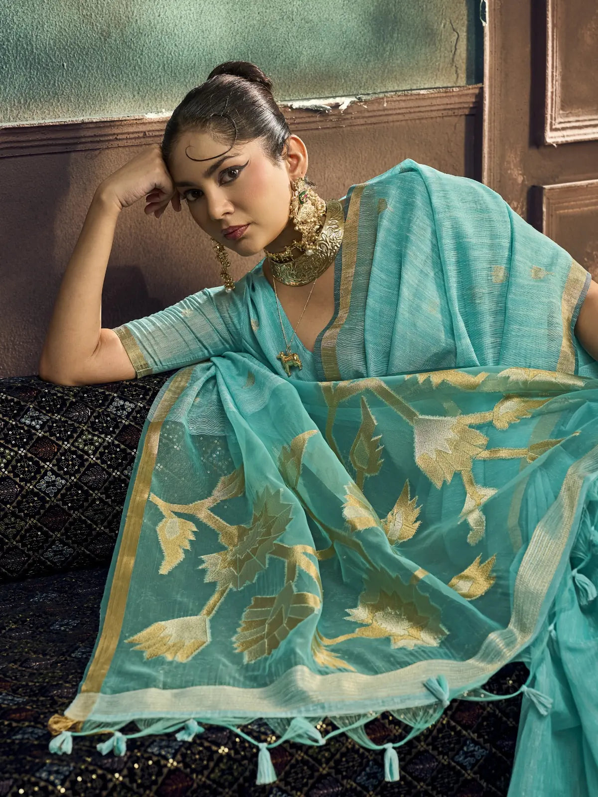 Tarani Pure Munga Silk Handloom Weaving turquoise saree pallu-view Bhagyashri