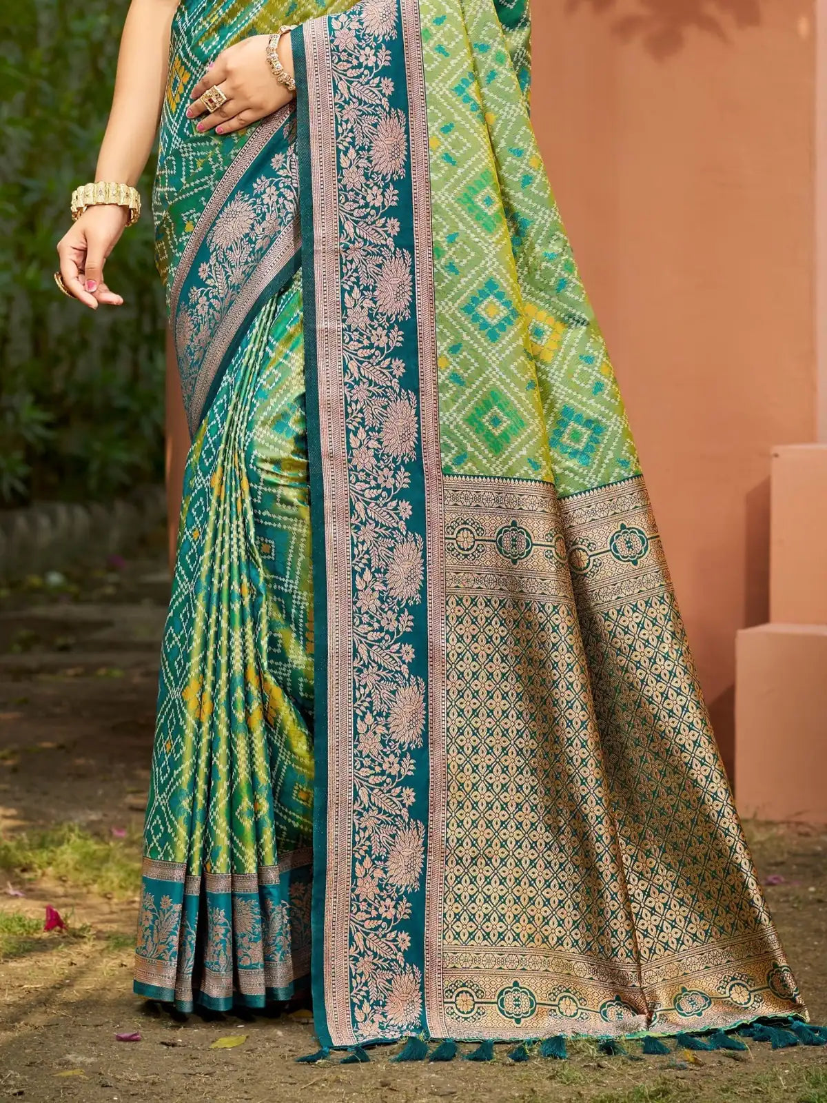 Tarani green soft silk saree pallu view with rich weaving work and traditional border
