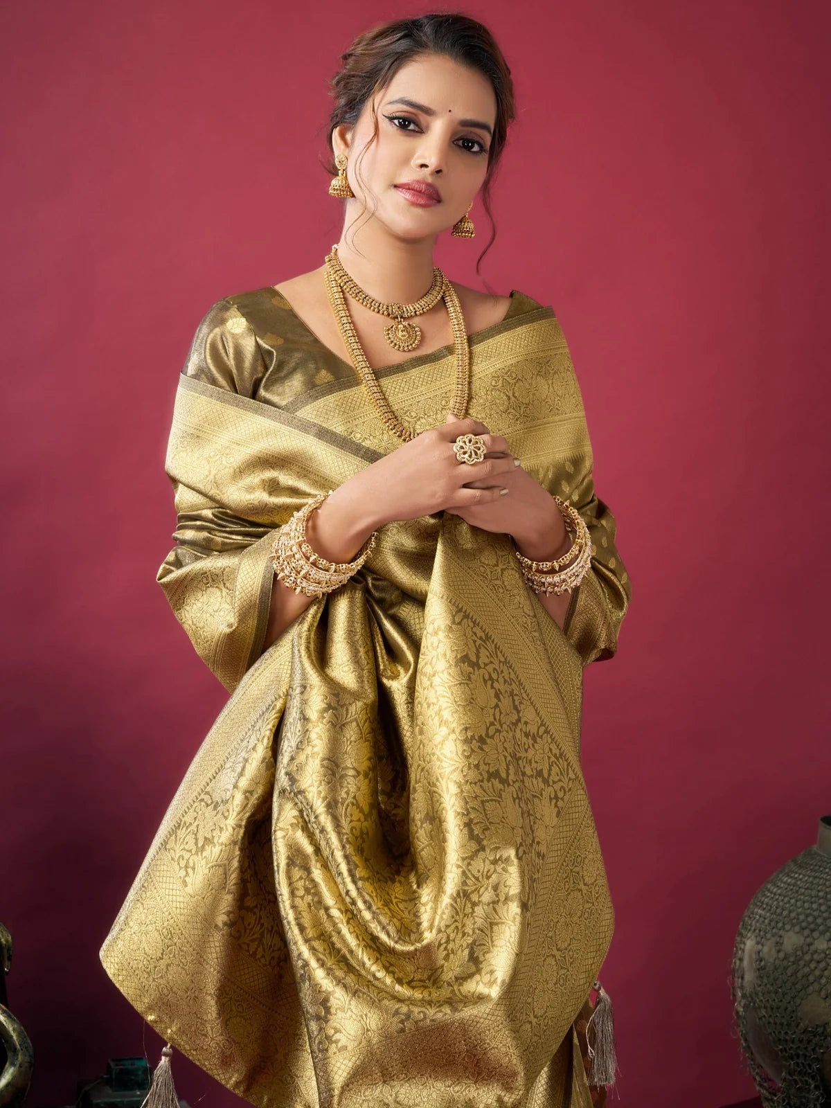 Tarani Snehal green Tissue Silk saree pallu view with intricate zari floral weaving and luxurious finish