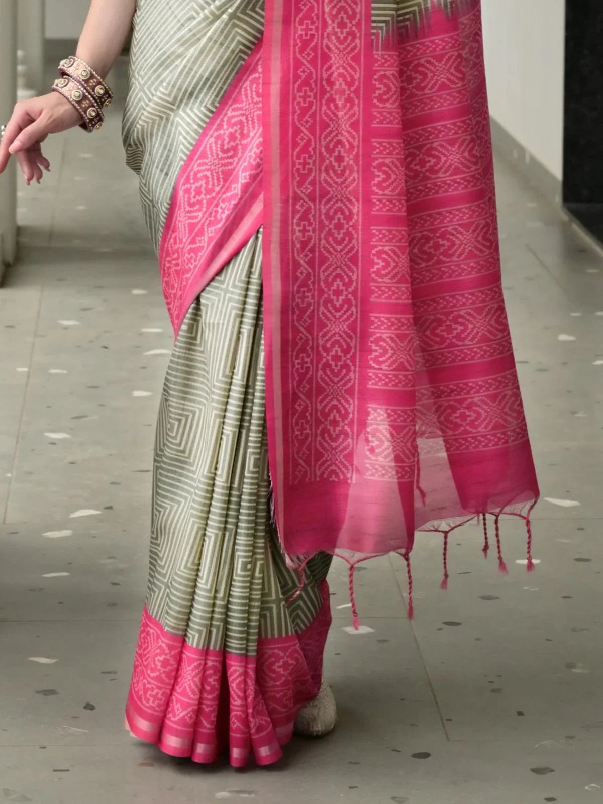 Tarani amaravatika Green Silk saree close up view for festive party and wedding wear