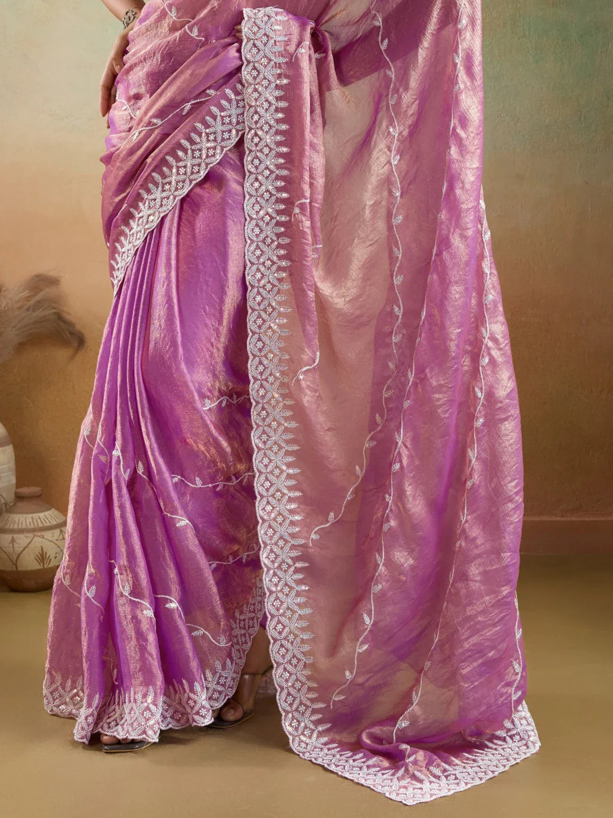 Tarani pink velvet chiffon saree pallu closeup showing leheriya embroidery pattern