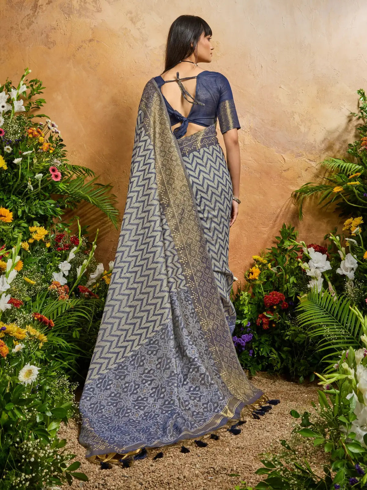 Tarani viscose cotton saree with classic back blouse close-up view