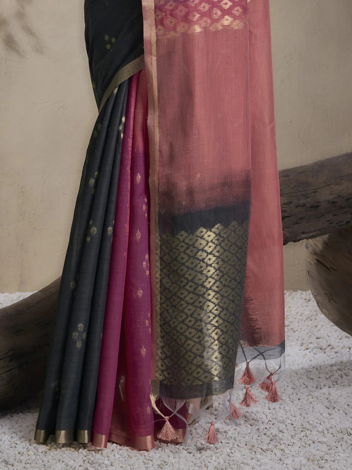Tarani black and rose tone saree pallu with zari details and tassels